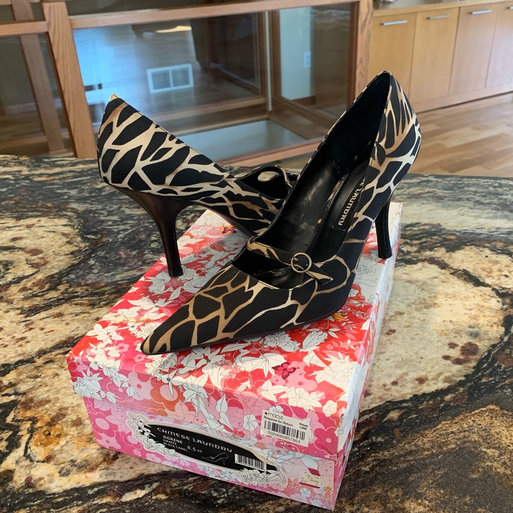 Chinese Laundry Dorene Giraffe Pumps NWT